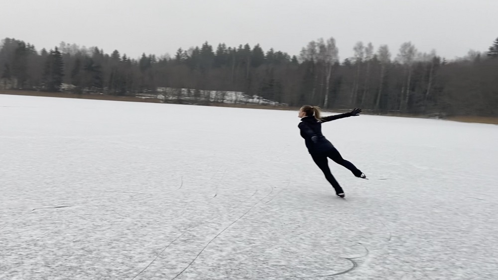 Alūksnē uz ezera ledus trenējas daiļslidotāja