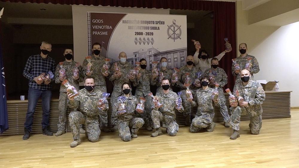 Karavīri Cēsīs gatavo svētku paciņas bērniem no Ukrainas