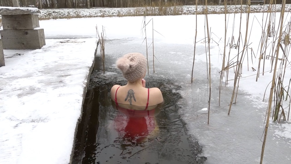 Daudzi bauda aukstumu ledus peldēs