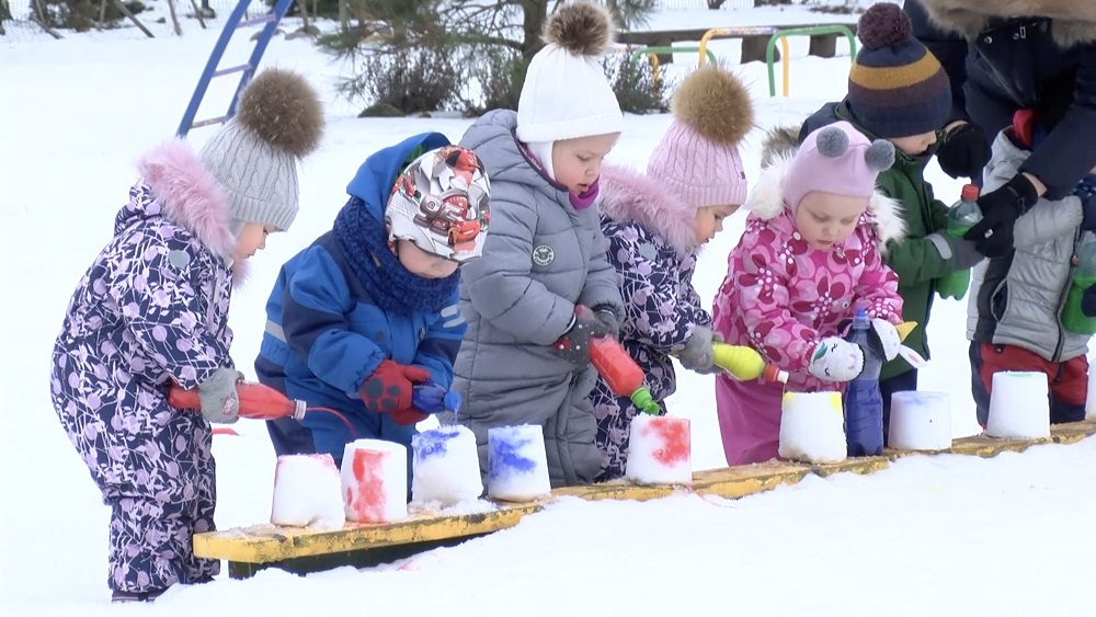 Ekoskolas bērni pēta sniega tīrību
