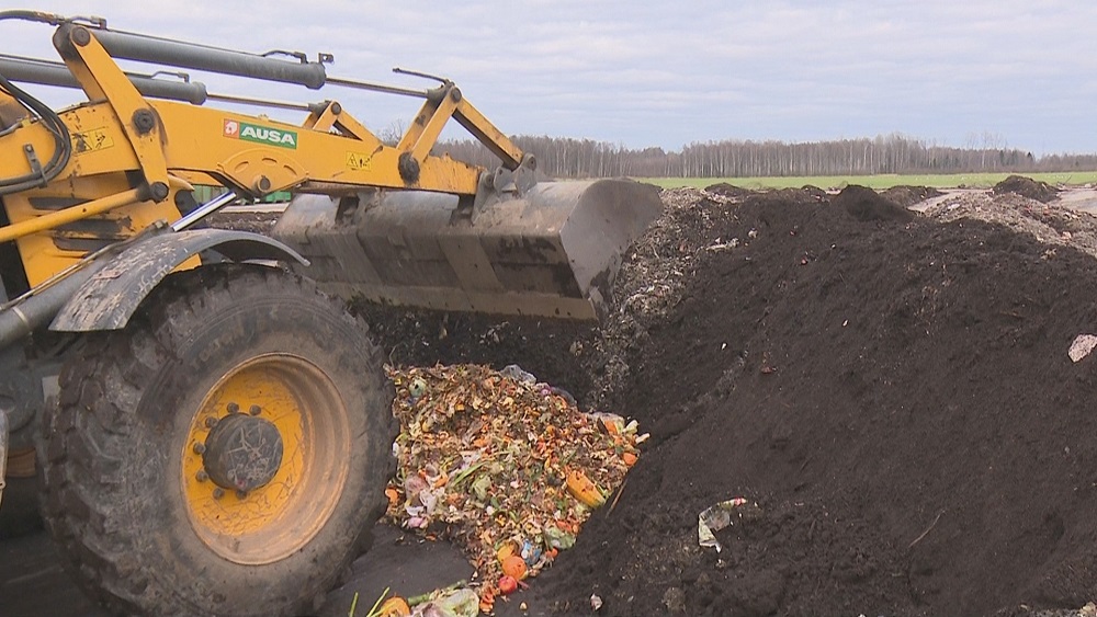 Atkritumu poligonā nogādā pirmo kravu ar jēkabpiliešu sašķirotajiem biomasas atkritumiem