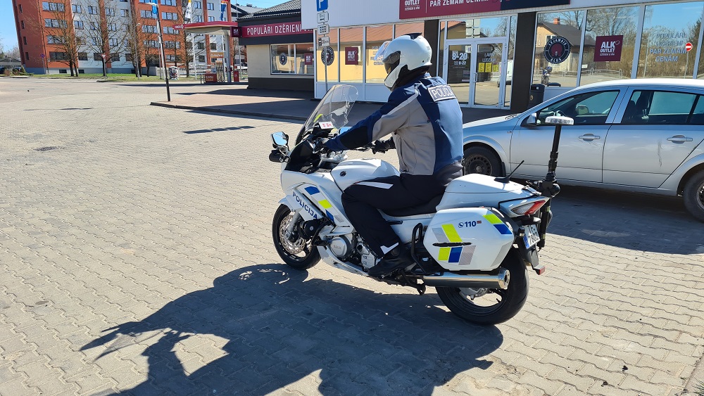 Valsts policija satiksmi sāk uzraudzīt arī ar motocikliem