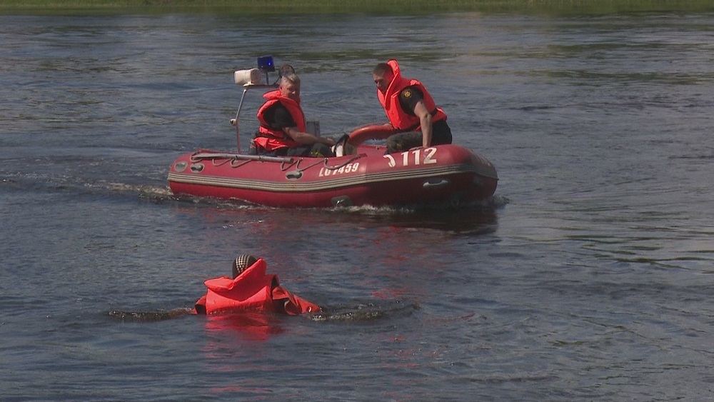 Jēkabpils ugunsdzēsēji atsvaidzina zināšanas par glābšanas darbiem uz ūdens