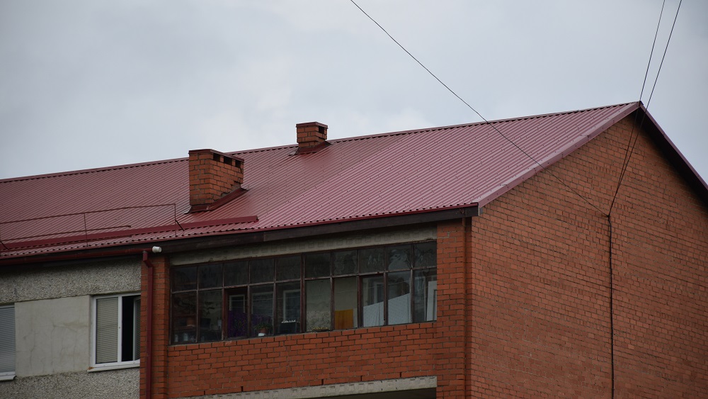 Atjaunots Aizkrauklē vētrā cietušās daudzdzīvokļu mājas jumts