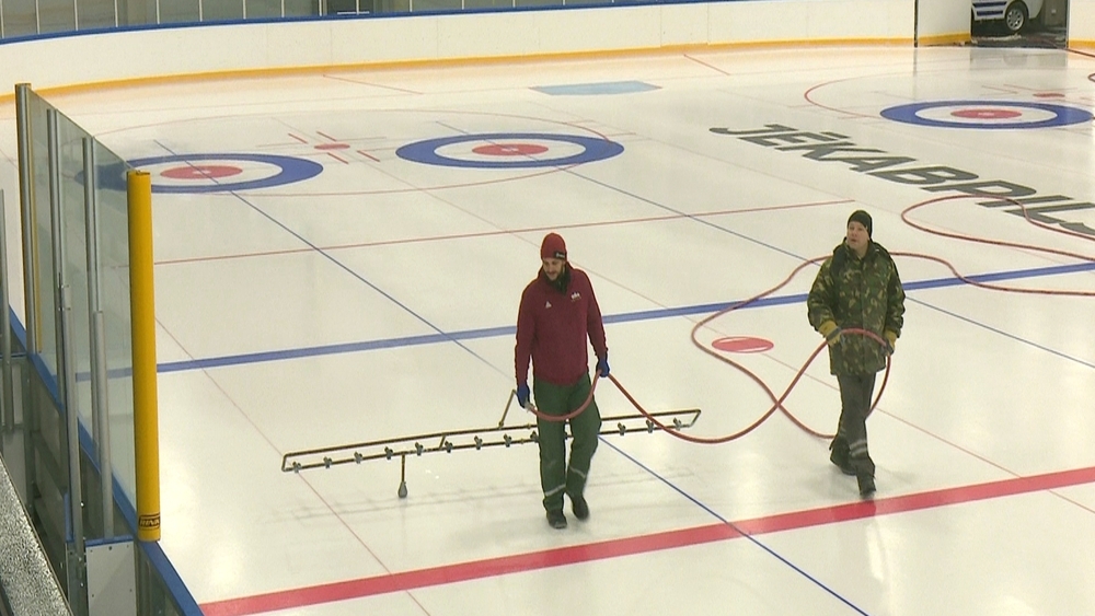 Jēkabpils hokeja arēnā lej ledu