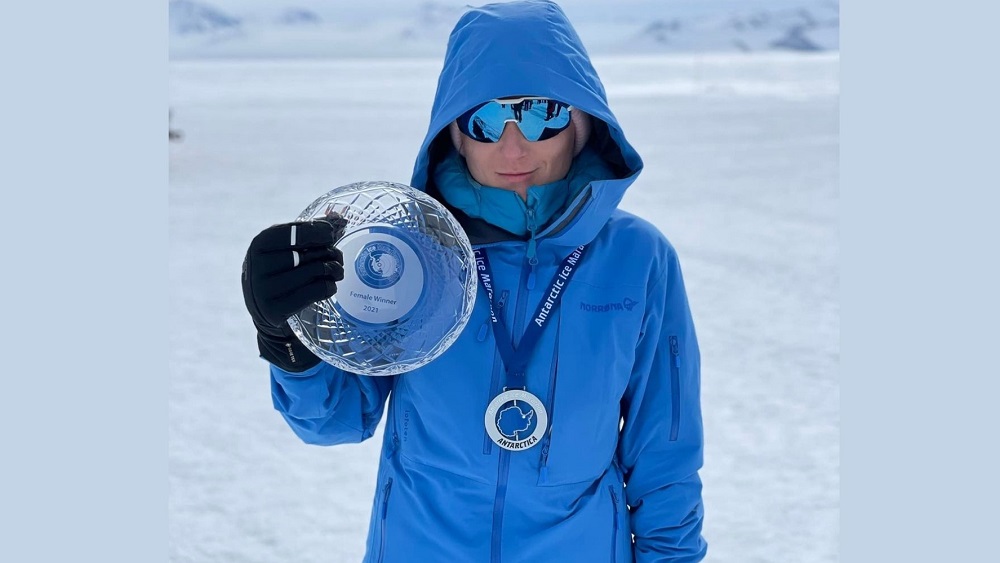 Latviete, pārspējot rekordu, uzvar Antarktīdas maratonā