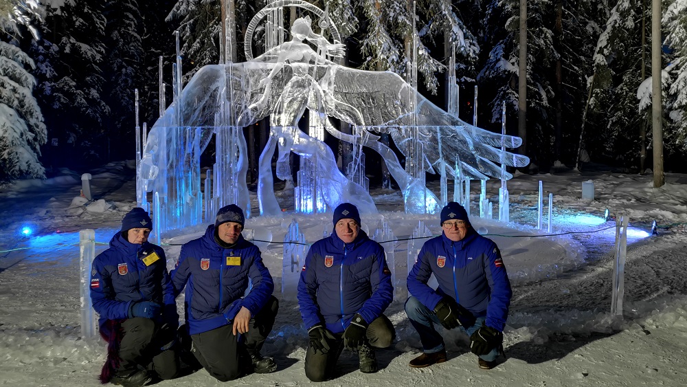Jelgavas tēlnieki Aļaskā piedalās Pasaules ledus mākslas čempionātā