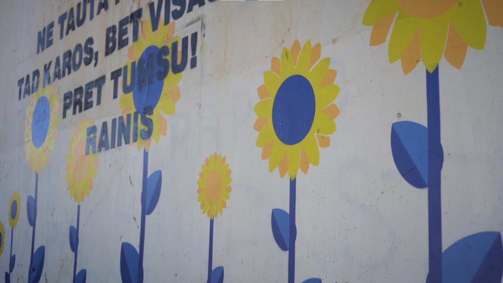 Ar sienas saulespuķu gleznojumu aicina uz mieru un atbalstu Ukrainai