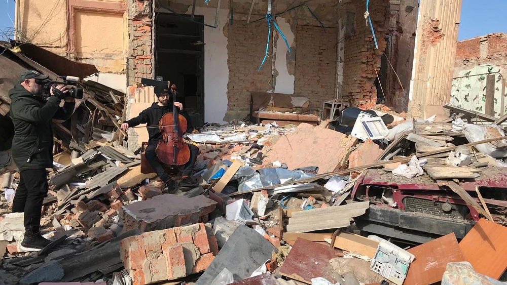 Война под музыку Баха. Украинский музыкант играет под обстрелами на фоне своего разрушенного города