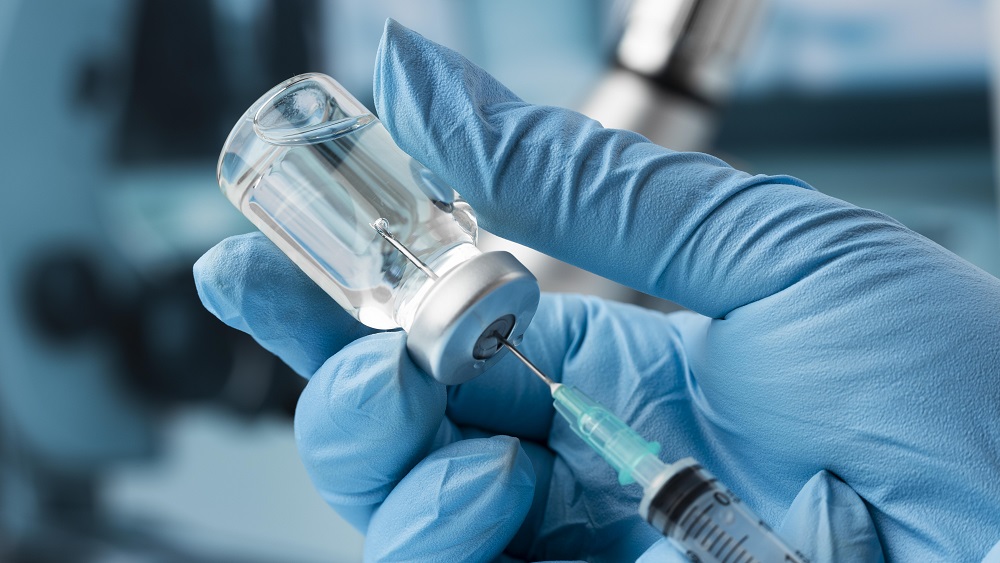 Mediķi rosina nesteigties ar ceturto Covid-19 vakcīnu