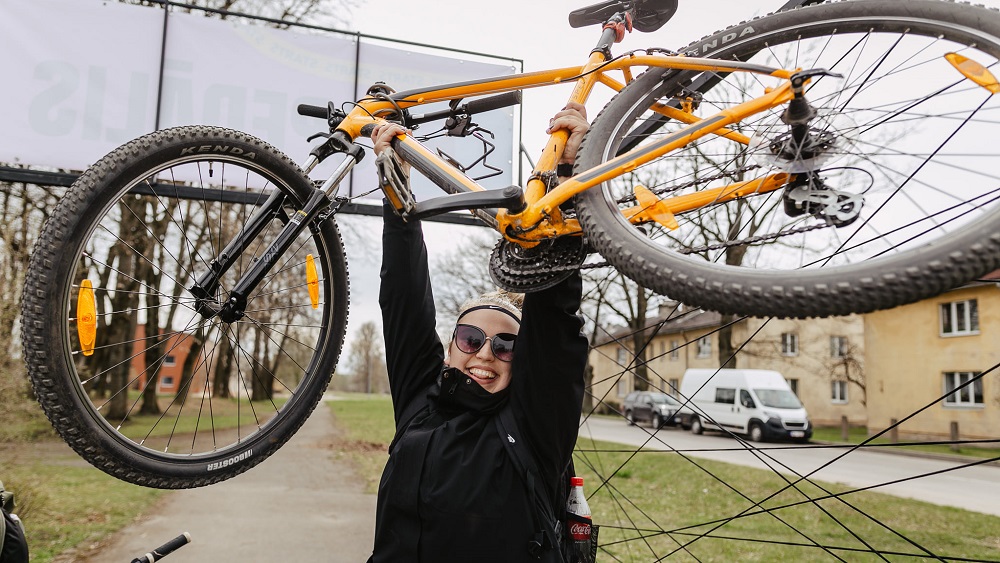 “Kino pedālī” Valmierā filmas skatās uz velosipēdiem