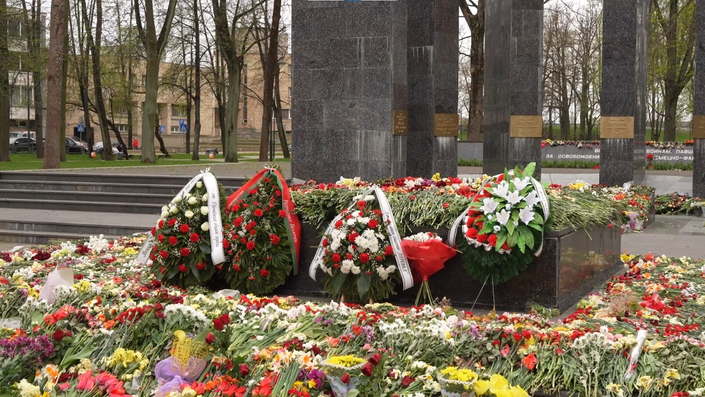 Rēzeknē un Daugavpilī turpina likt ziedus pie padomju laiku slavinošiem pieminekļiem