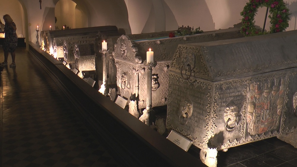Kapenēs iesvētīti hercoga un princeses sarkofāgi