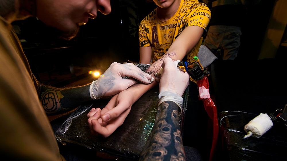 Tetovētāji: pēc jaunās regulas nebūs iespējams strādāt