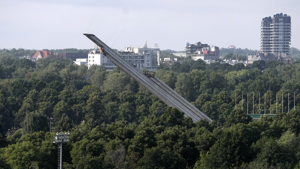 Ovāciju pavadībā Rīgā nogāzts Baltijā lielākais padomju piemineklis