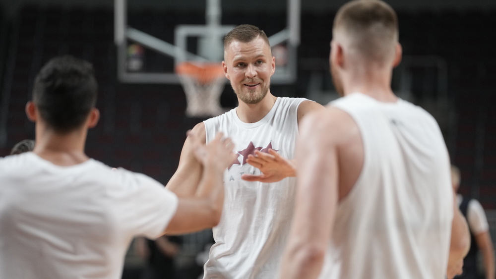Latvijas basketbolisti spraigā cīņā pieveic Lielbritāniju