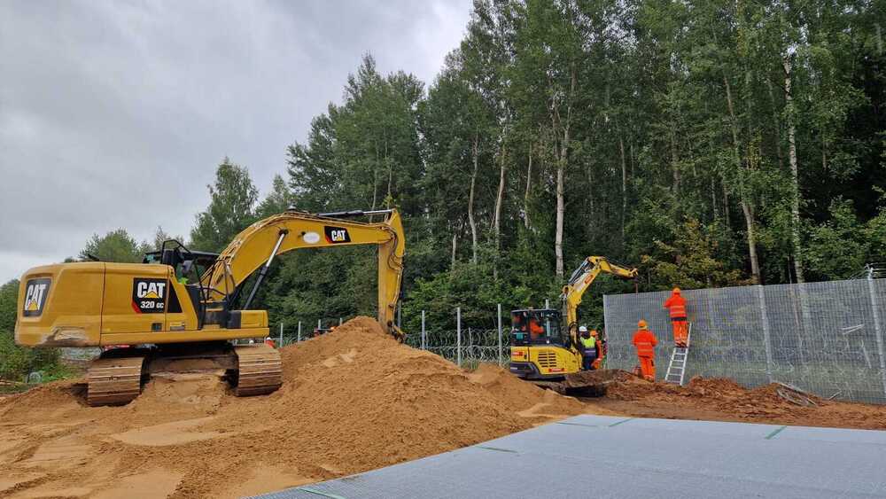 Uz Latvijas-Baltkrievijas robežas uzbūvēti pirmie pieci kilometri ar aptuveni četrus metrus augsta žogu