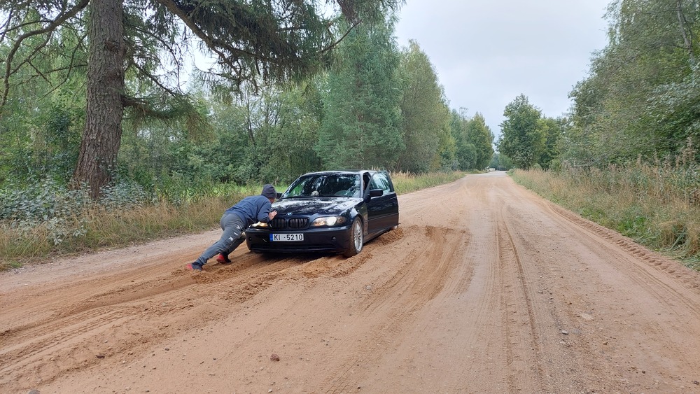Mašīnas tiek burtiski iznīcinātas. “Latvijas Valsts ceļi” sūdzības ignorē