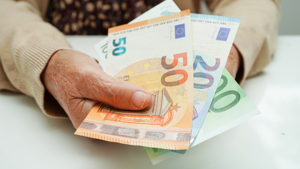VSAA un Latvijas Pasts atgādina, ka pensiju iespējams saņemt mājās