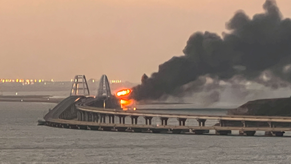 Noticis sprādziens uz Krimas tilta dzelzceļa daļas