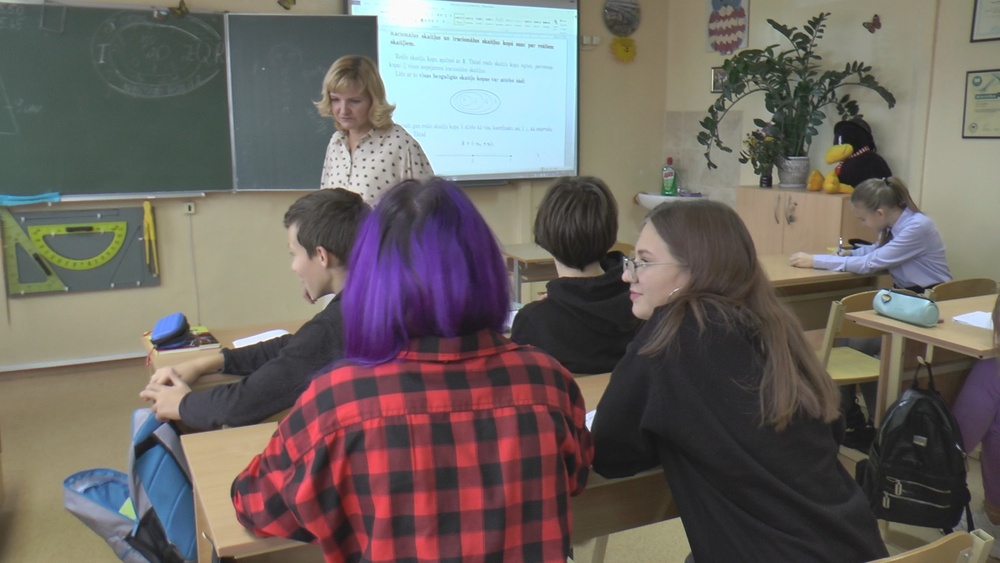 Ukraiņu skolēni izglītību latviešu valodā apgūst ar tulkošanas programmas palīdzību