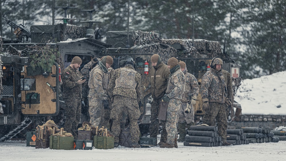 Latvijas armijai un Zemessardzei trūkst cilvēku – obligāto dienestu neizslēdz