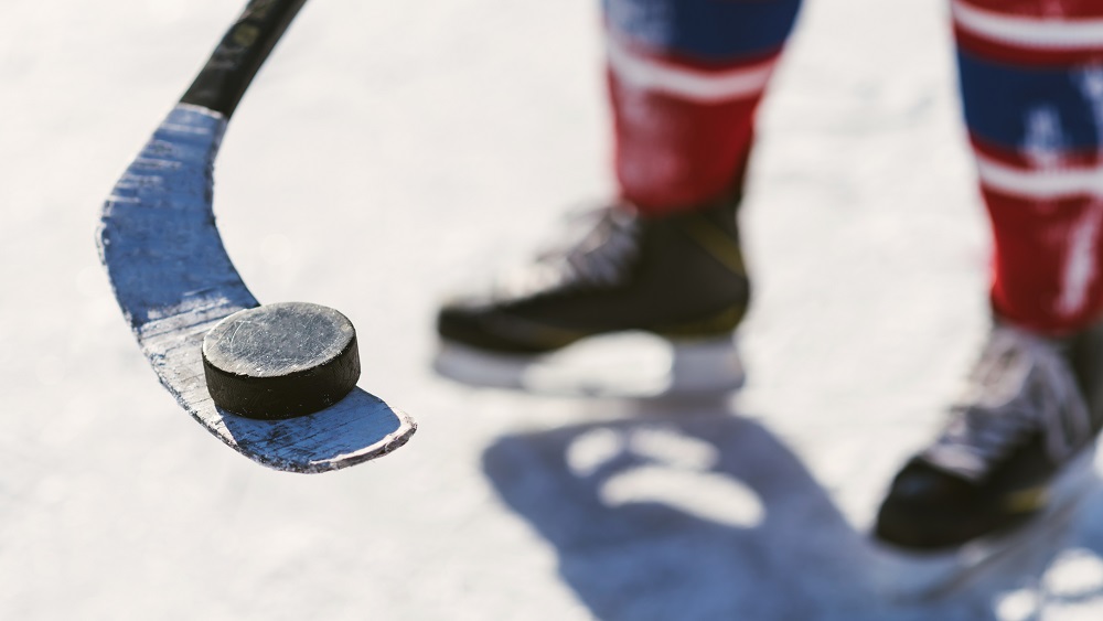 Valstij, trenerim un sporta klubam jāmaksā 40 000 eiro kompensācija par bērna pārslogošanu hokeja treniņos