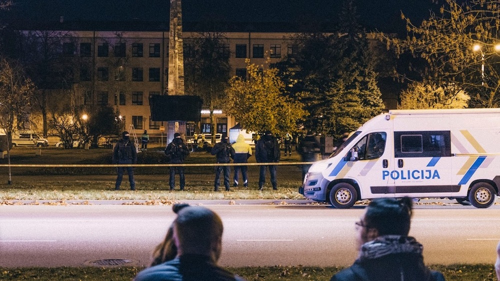 Daugavpilī padomju pieminekļu demontācijas laikā policistiem met ar bruģakmeņiem un stikla pudelēm