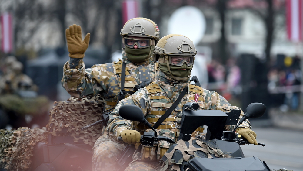 Militārajā parādē demonstrēs vērienīgu tehnikas klāstu. Piedalīsies arī Ukrainas karavīri