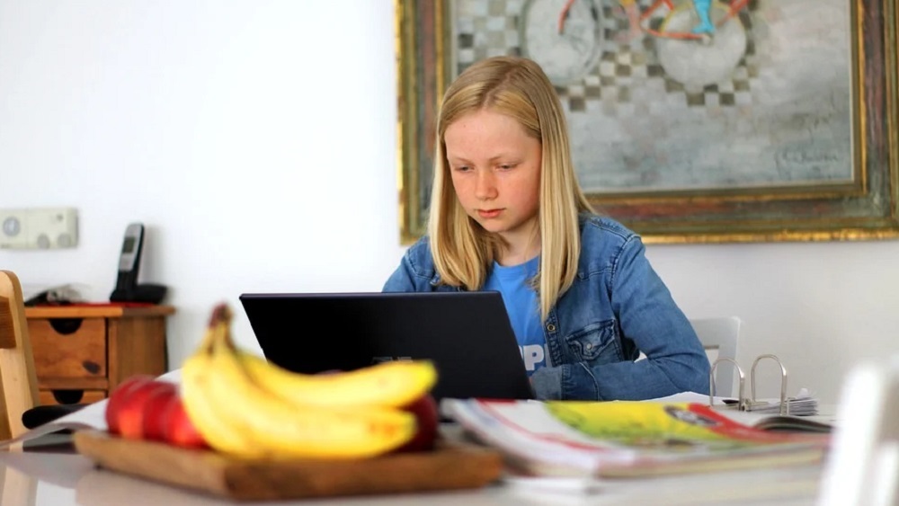 Latgales novados valodas barjeras dēļ ukraiņu bērni mācās attālināti savas valsts skolās