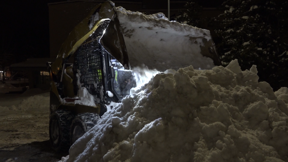 No Valmieras izvesti 800 kubikmetri sniega. Līdzīga situācija Cēsīs un Talsos