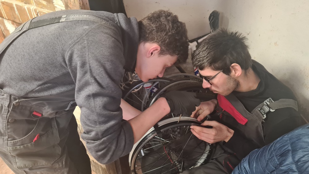 Viduskurzemes pamatskolas-attīstības centra skolēni mācās labot velosipēdus