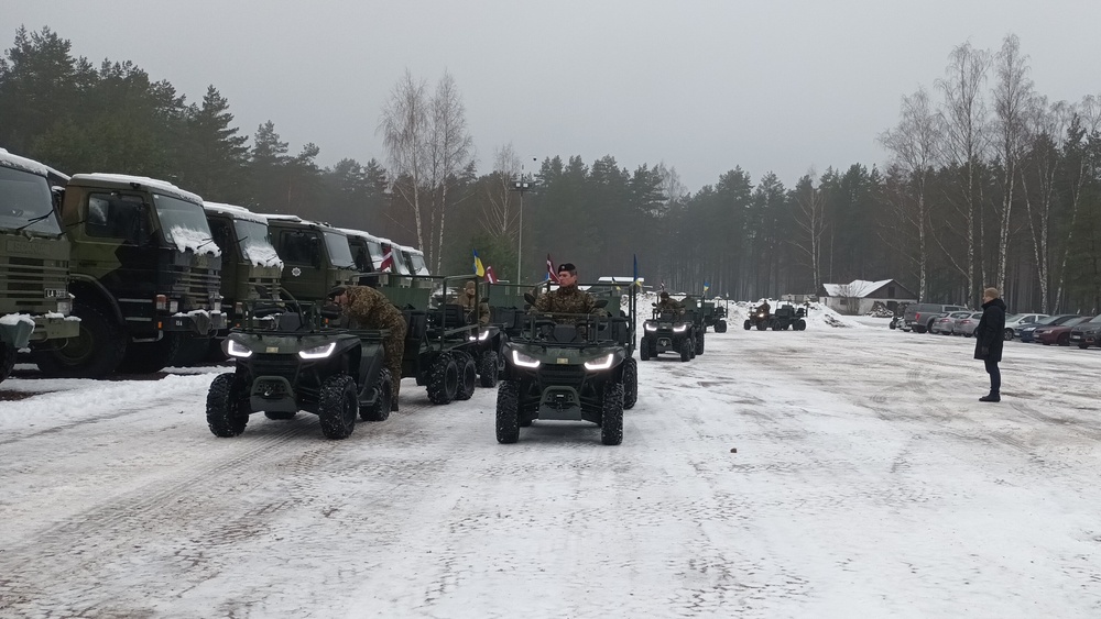 Latvijā ražotā militārās tehnikas krava jau ceļā uz Ukrainu
