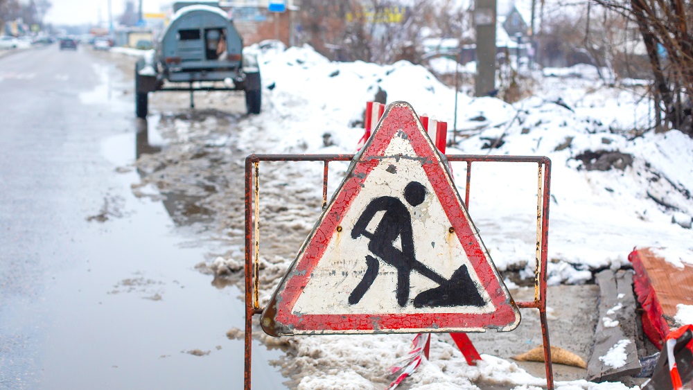 Līdz ar sniegu kūst arī asfalts; ar bedrēm nāksies sadzīvot vēl ilgi