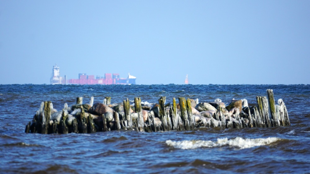 Baltijas jūrā cietušā kuģa aizdegšanās iemesli vēl nezināmi