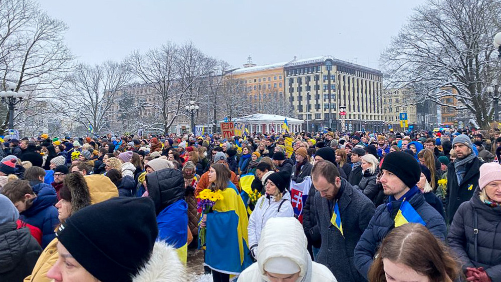 Pie Brīvības pieminekļa vairāki tūkstoši cilvēku sapulcējušies paust atbalstu Ukrainai karā pret Krieviju
