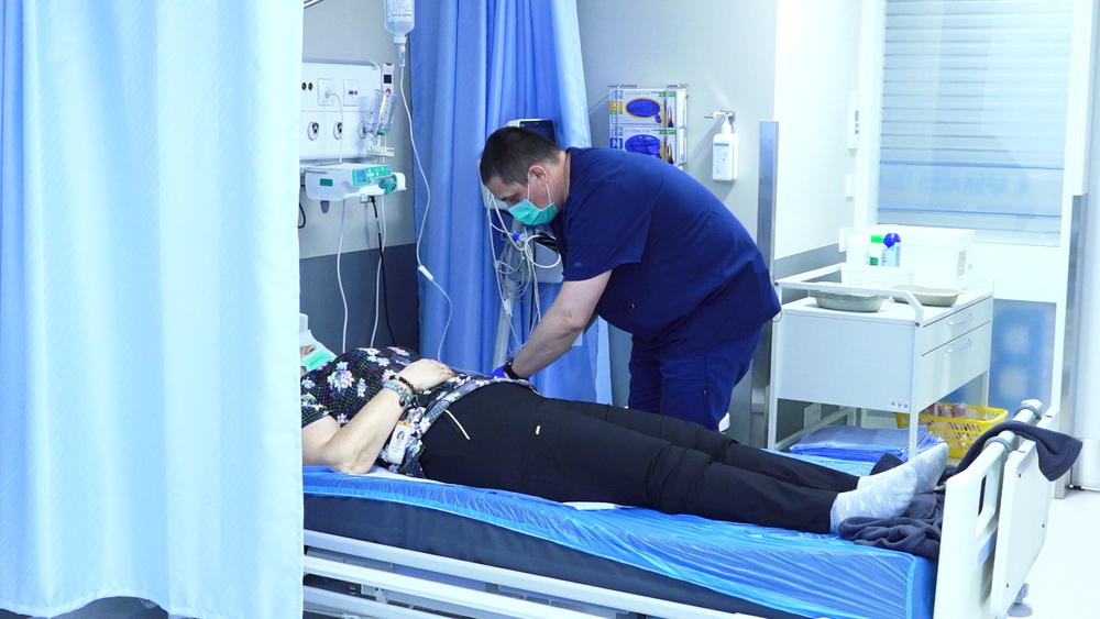“Strādā atbildīgi, pieredze – milzīga.” Ukrainas mediķi Vidzemes slimnīcā