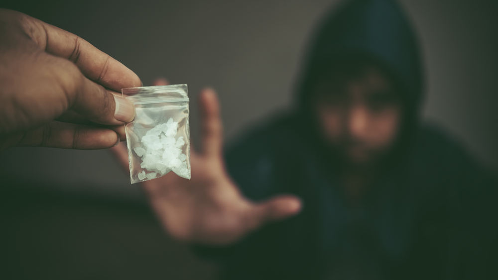Par 8,6 gramu metamfetamīna nelikumīgu apriti diviem vīriešiem piespriež piecus un sešus gadus cietumā