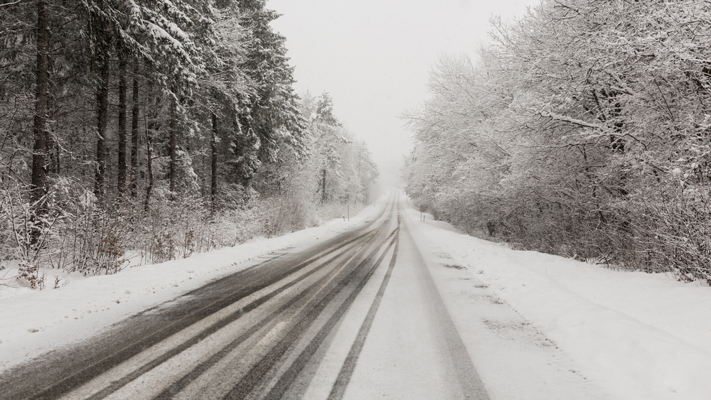 Reģionālie ceļi Latgalē vietām sniegoti. Kurzemē un Zemgalē uz grants ceļiem šķīdonis