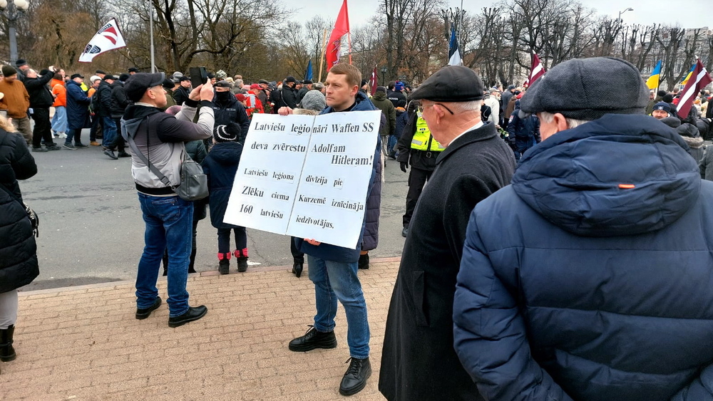 Pie Brīvības pieminekļa pret leģionāru pieminēšanu protestē Ždanokas palīgs Pagors