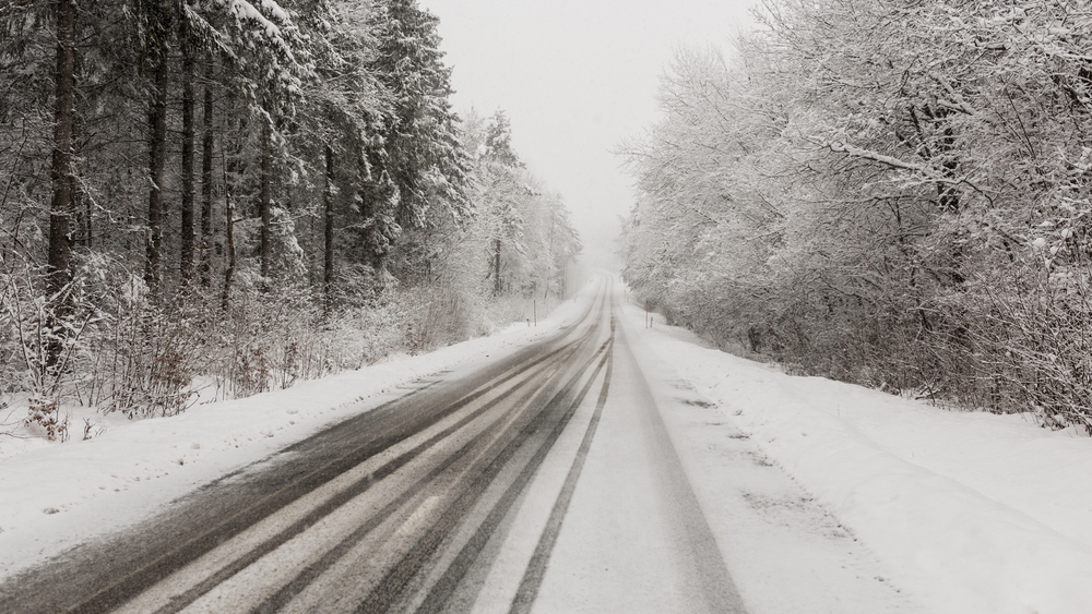 Braukšanas apstākļus pa vietējiem ceļiem daudzviet apgrūtina sniegs un šķīdonis