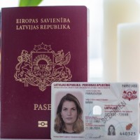 Vāc parakstus par iespēju iegūt Latvijas pilsonību, vienlaikus paturot arī Ukrainas pilsonību