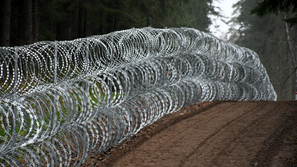 Baltkrievijas robežsargi piedāvā šaujamieročus nelegālajiem migrantiem Latvijas robežas šķērsošanai