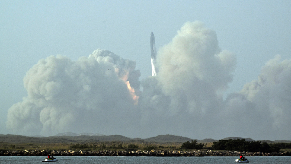 Visu laiku jaudīgākā raķete "Starship" eksplodē pirmā izmēģinājuma lidojuma laikā