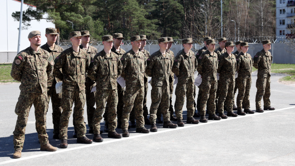 Jaunie profesionālā dienesta karavīri aicina VAD iesauktos nebaidīties no pievienošanās armijai