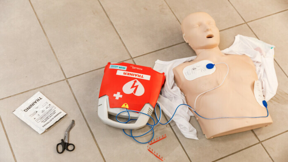 Plāno noteikt obligātu prasību nodrošināt defibrilatorus publiskās vietās