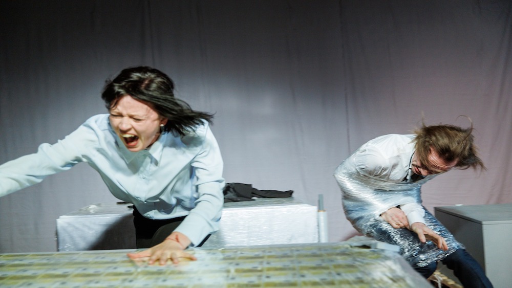 “Sacelšanās” Cēsu Mazajā teātrī - izrāde par vardarbību ģimenē