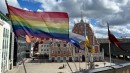 Staķis atzīst nekoleģiālu rīcību, izkarot LGBTQ karogu pie domes ēkas