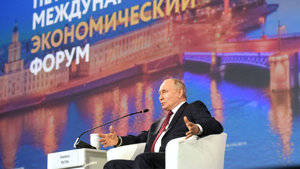 Aiz priekškara: "Krievijas Davosa" pārtop Potjomkina sādžā