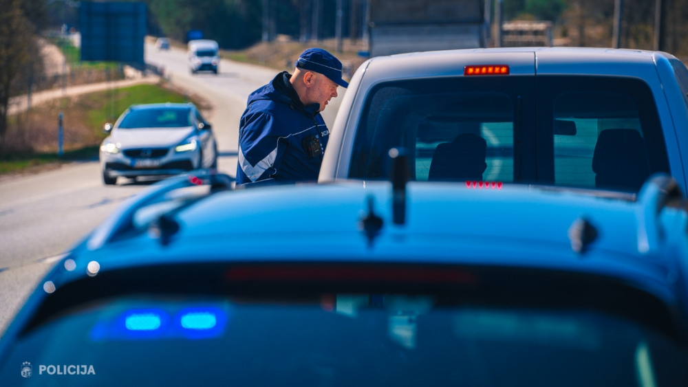 Valsts policija Cēsu novadā aptur kravas automašīnas vadītāju 3,69 promiļu reibumā